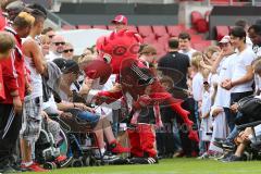 1. Bundesliga - Fußball - FC Ingolstadt 04 - Saisoneröffnung im Audi Sportpark - Einlauf der Spieler, Mannschaft, Fans, Jubel, Maskottchen Schanzi