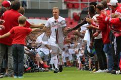 1. Bundesliga - Fußball - FC Ingolstadt 04 - Saisoneröffnung im Audi Sportpark - Einlauf der Spieler, Mannschaft, Fans, Jubel, abklatschen, Sonny Kittel (21, FCI)