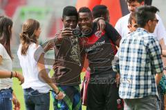 1. Bundesliga - Fußball - FC Ingolstadt 04 - Saisoneröffnung im Audi Sportpark - Selfie mit Roger de Oliveira Bernardo (8, FCI)