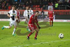 1. Bundesliga - Fußball - FC Ingolstadt 04 - SC Freiburg - Pascal Groß (10, FCI) kommt zu spät