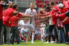 1. Bundesliga - Fußball - FC Ingolstadt 04 - Saisoneröffnung im Audi Sportpark - Einlauf der Spieler, Mannschaft, Fans, Jubel, abklatschen, Moritz Hartmann (9, FCI)