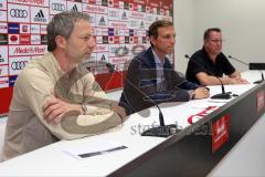 1. Bundesliga - Fußball - FC Ingolstadt 04 - 1. Training und Trainervorstellung - Cheftrainer Markus Kauczinski (FCI) mit Sportdirektor Thomas Linke (FCI)  und Pressesprecher Oliver Samwald (FCI)