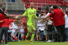 1. Bundesliga - Fußball - FC Ingolstadt 04 - Saisoneröffnung im Audi Sportpark - Einlauf der Spieler, Mannschaft, Fans, Jubel, abklatschen, Torwart Christian Ortag (39, FCI)