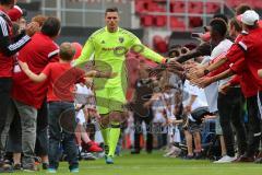 1. Bundesliga - Fußball - FC Ingolstadt 04 - Saisoneröffnung im Audi Sportpark - Einlauf der Spieler, Mannschaft, Fans, Jubel, abklatschen, Torwart Fabijan Buntic (24, FCI)