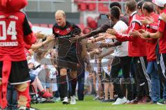 1. Bundesliga - Fußball - FC Ingolstadt 04 - Saisoneröffnung im Audi Sportpark - Einlauf der Spieler, Mannschaft, Fans, Jubel, abklatschen, Tobias Levels (28, FCI)