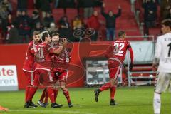 1. Bundesliga - Fußball - FC Ingolstadt 04 - SC Freiburg - Freistoß Markus Suttner (29, FCI) Tor zum 1:2 Jubel mit Lukas Hinterseer (16, FCI) Mathew Leckie (7, FCI) Darío Lezcano (11, FCI) Marcel Tisserand (32, FCI)