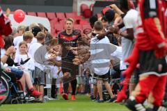 1. Bundesliga - Fußball - FC Ingolstadt 04 - Saisoneröffnung im Audi Sportpark - Einlauf der Spieler, Mannschaft, Fans, Jubel, abklatschen, Hauke Wahl (17, FCI)