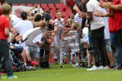 1. Bundesliga - Fußball - FC Ingolstadt 04 - Saisoneröffnung im Audi Sportpark - Einlauf der Spieler, Mannschaft, Fans, Jubel, abklatschen, Robert Bauer (23, FCI)