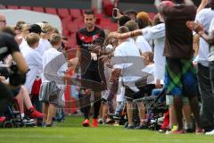 1. Bundesliga - Fußball - FC Ingolstadt 04 - Saisoneröffnung im Audi Sportpark - Einlauf der Spieler, Mannschaft, Fans, Jubel, abklatschen, Stefan Lex (14, FCI)