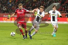 1. Bundesliga - Fußball - FC Ingolstadt 04 - SC Freiburg - Lukas Hinterseer (16, FCI) gegen Philipp, Maximilian (26 Freiburg) rechts Söyüncü, Caglar (4 Freiburg)