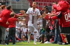 1. Bundesliga - Fußball - FC Ingolstadt 04 - Saisoneröffnung im Audi Sportpark - Einlauf der Spieler, Mannschaft, Fans, Jubel, abklatschen, Moritz Hartmann (9, FCI)