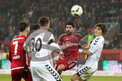 1. Bundesliga - Fußball - FC Ingolstadt 04 - SC Freiburg - ab durch die Mitte Almog Cohen (36, FCI) links Günter, Christian (30 Freiburg) und rechts Söyüncü, Caglar (4 Freiburg)