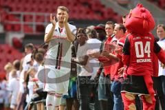 1. Bundesliga - Fußball - FC Ingolstadt 04 - Saisoneröffnung im Audi Sportpark - Einlauf der Spieler, Mannschaft, Fans, Jubel, abklatschen, Robert Leipertz (13, FCI)