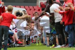 1. Bundesliga - Fußball - FC Ingolstadt 04 - Saisoneröffnung im Audi Sportpark - Einlauf der Spieler, Mannschaft, Fans, Jubel, abklatschen, Alfredo Morales (6, FCI)