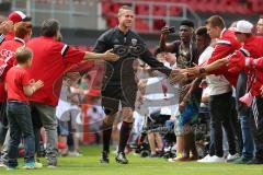 1. Bundesliga - Fußball - FC Ingolstadt 04 - Saisoneröffnung im Audi Sportpark - Einlauf der Spieler, Mannschaft, Fans, Jubel, abklatschen, Torwarttrainer Martin Scharfer (FCI)