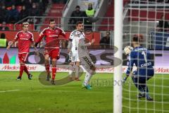 1. Bundesliga - Fußball - FC Ingolstadt 04 - SC Freiburg - Markus Suttner (29, FCI)  zieht ab, Torwart Schwolow, Alexander (1 Freiburg) hält, links Darío Lezcano (11, FCI) und mitte Gulde, Manuel (5 Freiburg)