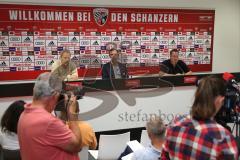 1. Bundesliga - Fußball - FC Ingolstadt 04 - 1. Training und Trainervorstellung - Cheftrainer Markus Kauczinski (FCI) mit Sportdirektor Thomas Linke (FCI)  und Pressesprecher Oliver Samwald (FCI)