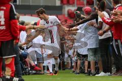 1. Bundesliga - Fußball - FC Ingolstadt 04 - Saisoneröffnung im Audi Sportpark - Einlauf der Spieler, Mannschaft, Fans, Jubel, abklatschen, Romain Brégerie (18, FCI)
