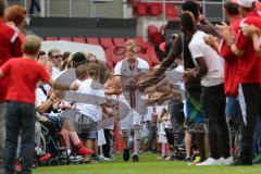 1. Bundesliga - Fußball - FC Ingolstadt 04 - Saisoneröffnung im Audi Sportpark - Einlauf der Spieler, Mannschaft, Fans, Jubel, abklatschen, Sonny Kittel (21, FCI)