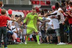 1. Bundesliga - Fußball - FC Ingolstadt 04 - Saisoneröffnung im Audi Sportpark - Einlauf der Spieler, Mannschaft, Fans, Jubel, abklatschen, Torwart Martin Hansen (35, FCI)