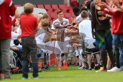 1. Bundesliga - Fußball - FC Ingolstadt 04 - Saisoneröffnung im Audi Sportpark - Einlauf der Spieler, Mannschaft, Fans, Jubel, abklatschen, Pascal Groß (10, FCI)