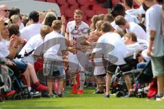 1. Bundesliga - Fußball - FC Ingolstadt 04 - Saisoneröffnung im Audi Sportpark - Einlauf der Spieler, Mannschaft, Fans, Jubel, abklatschen, Robert Leipertz (13, FCI)