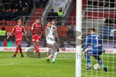 1. Bundesliga - Fußball - FC Ingolstadt 04 - SC Freiburg - Markus Suttner (29, FCI)  zieht ab, Torwart Schwolow, Alexander (1 Freiburg) hält, links Darío Lezcano (11, FCI) und mitte Gulde, Manuel (5 Freiburg)