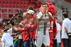 1. Bundesliga - Fußball - FC Ingolstadt 04 - Saisoneröffnung im Audi Sportpark - Einlauf der Spieler, Mannschaft, Fans, Jubel, abklatschen, Pascal Groß (10, FCI)