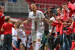 1. Bundesliga - Fußball - FC Ingolstadt 04 - Saisoneröffnung im Audi Sportpark - Einlauf der Spieler, Mannschaft, Fans, Jubel, abklatschen, Moritz Hartmann (9, FCI)