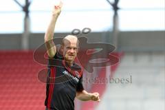 1. Bundesliga - Fußball - FC Ingolstadt 04 - Saisoneröffnung im Audi Sportpark - Einlauf der Spieler, Mannschaft, Fans, Jubel, abklatschen, Tobias Levels (28, FCI)