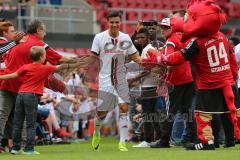 1. Bundesliga - Fußball - FC Ingolstadt 04 - Saisoneröffnung im Audi Sportpark - Einlauf der Spieler, Mannschaft, Fans, Jubel, abklatschen, Alfredo Morales (6, FCI)