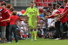 1. Bundesliga - Fußball - FC Ingolstadt 04 - Saisoneröffnung im Audi Sportpark - Einlauf der Spieler, Mannschaft, Fans, Jubel, abklatschen, Torwart Martin Hansen (35, FCI)