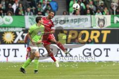 1. Bundesliga - Fußball - VfL Wolfsburg - FC Ingolstadt 04 - Zweikampf Marvin Matip (34, FCI) Mario Gomez (33 Wolfsburg)