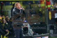 1. Bundesliga - Fußball - Borussia Dortmund - FC Ingolstadt 04 - 1:0 - Cheftrainer Maik Walpurgis (FCI) pfeifft ins Spielfeld zur Mannschaft
