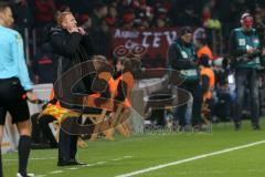 1. Bundesliga - Fußball - Bayer Leverkusen - FC Ingolstadt 04 - Cheftrainer Maik Walpurgis (FCI) pfeift ins Feld