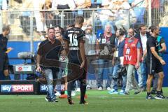 1. Bundesliga - Fußball - Hamburger SV - FC Ingolstadt 04 - Spiel ist aus Unentschieden Cheftrainer Markus Kauczinski (FCI) gratuliert Lukas Hinterseer (16, FCI)