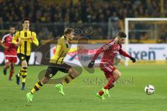 1. Bundesliga - Fußball - Borussia Dortmund - FC Ingolstadt 04 - 1:0 - rechts Mathew Leckie (7, FCI) wird von Marcel Schmelzer (BVB 29)