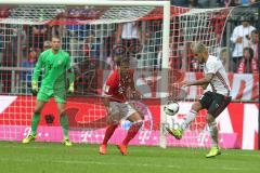 1. Bundesliga - Fußball - FC Bayern - FC Ingolstadt 04 - Darío Lezcano (11, FCI) gegen Juan Bernat (18 Bayern), hinten links Torwart Manuel Neuer (1 Bayern)