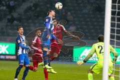 1. BL - Saison 2016/2017 - Hertha BSC - FC Ingolstadt 04 - Lezcano Farina,Dario (#37 FCI) mit einem Kopfball - Rune Jarstein Torwart (#22 Hertha) - Foto: Meyer Jürgen