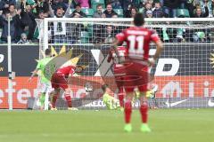 1. Bundesliga - Fußball - VfL Wolfsburg - FC Ingolstadt 04 - Eigentor Markus Suttner (29, FCI)  geknickt, Torwart Örjan Haskjard Nyland (1, FCI) am Boden, Vieirinha (8 Wolfsburg)