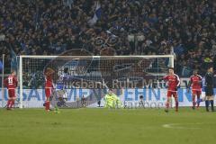 1. Bundesliga - Fußball - FC Schalke 04 - FC Ingolstadt 04 - Tor für Schalke in der Nachspielzeit, 1:0, Enttäuschung bei Ingolstadt, Torwart Martin Hansen (35, FCI) am Boden