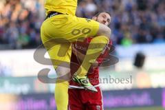 1. Bundesliga - Fußball - SV Darmstadt 98 - FC Ingolstadt 04 - Moritz Hartmann (9, FCI) bekommt das Knie von Torwart Michael Esser (31 Darmstadt 98) ins Gesicht