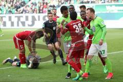 1. Bundesliga - Fußball - VfL Wolfsburg - FC Ingolstadt 04 - Almog Cohen (36, FCI) stößt Torwart Koen Casteels (28 Wolfsburg) um, danach folgt Streit, Luiz Gustavo (22 Wolfsburg) Maximilian Arnold (27 Wolfsburg)