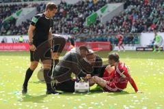 1. Bundesliga - Fußball - VfL Wolfsburg - FC Ingolstadt 04 - Verletzung Mathew Leckie (7, FCI), das medizinische Team auf dem Feld links Christian Haser (Physiotherapeut) und rechts Prof. Dr. med. Tobias Renkawitz (Orthopäde)