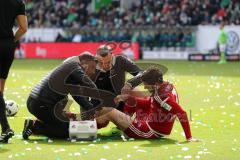 1. Bundesliga - Fußball - VfL Wolfsburg - FC Ingolstadt 04 - Verletzung Mathew Leckie (7, FCI), das medizinische Team auf dem Feld links Christian Haser (Physiotherapeut) und rechts Prof. Dr. med. Tobias Renkawitz (Orthopäde)
