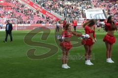 1. Bundesliga - Fußball - 1. FC Köln - FC Ingolstadt 04 - Cheftrainer Markus Kauczinski (FCI) und Cheerleader