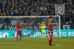 1. Bundesliga - Fußball - FC Schalke 04 - FC Ingolstadt 04 - Tor für Schalke in der Nachspielzeit, 1:0, Enttäuschung bei Ingolstadt, Torwart Martin Hansen (35, FCI) links Marvin Matip (34, FCI) schreit, rechts Alfredo Morales (6, FCI)