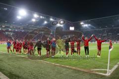 1. Bundesliga - Fußball - FC Augsburg - FC Ingolstadt 04 - Sieg Derby 1:3 FCI feiert mit den Fans Jubel Gesang