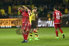 1. Bundesliga - Fußball - Borussia Dortmund - FC Ingolstadt 04 - 1:0 - Spiel ist aus, hängende Köpfe bei Ingolstadt, Marvin Matip (34, FCI) Darío Lezcano (11, FCI)