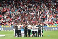 1. Bundesliga - Fußball - SC Freiburg - FC Ingolstadt 04 - Spiel ist aus, 1:1 Endstand, Ingolstadt 17. Platz, Abstieg, hängende Köpfe, Teambesprechung nach dem Spiel